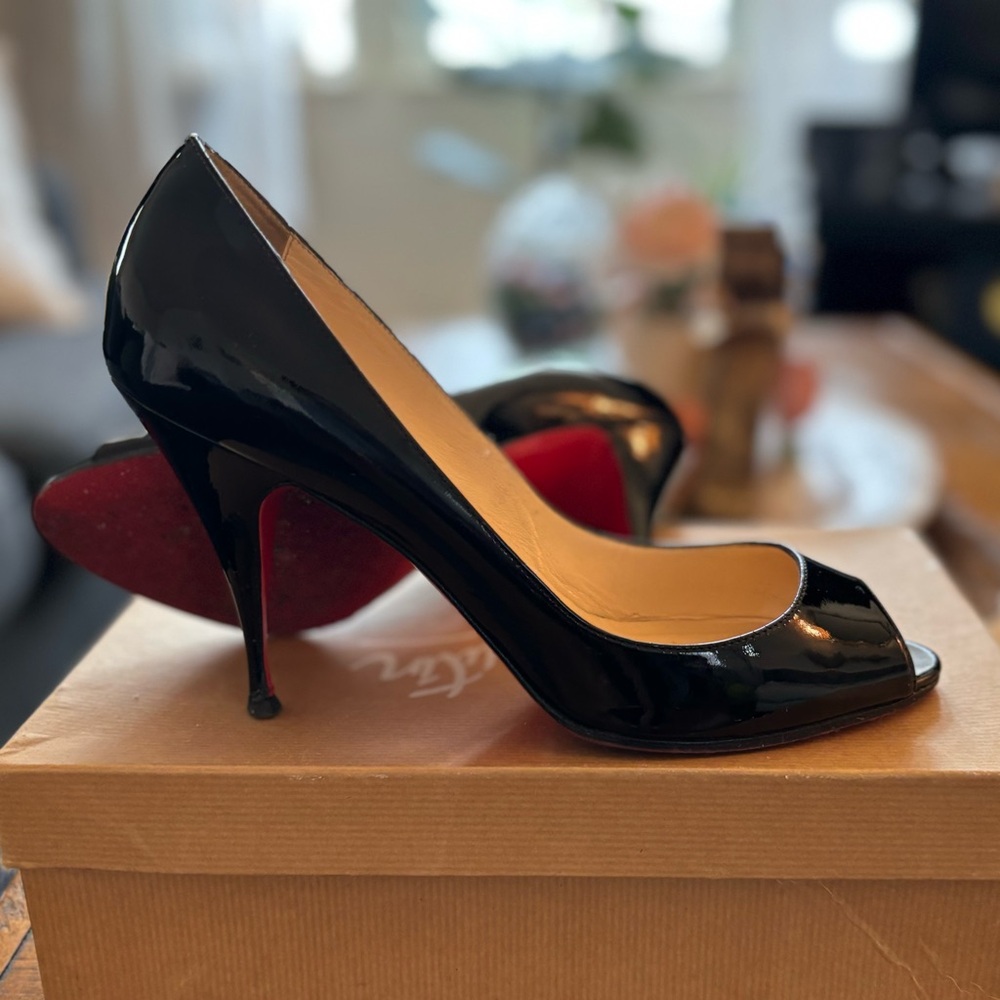 Christian Louboutin Yoyo 100 Patent Leather Calf Peep-Toe Heels.👠